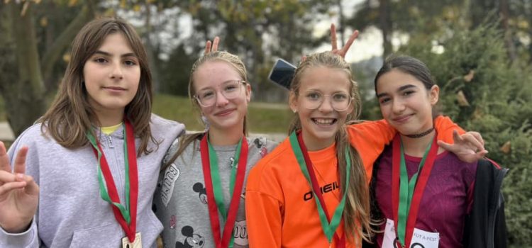 A szigetmonostori lányok bemutatkozása terepen.